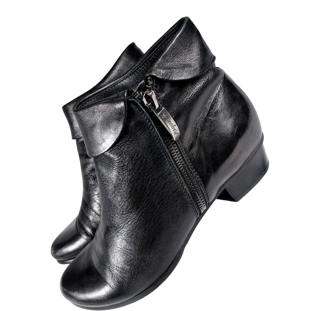 REGARDE CIEL! RICH BLACK GENUINE LEATHER LOW HEEL, INSIDE ZIPPER ANKLE BOOTS! 7M